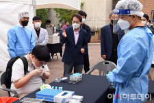 [포토] 신속 검사 과정 살피는 조희연