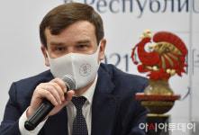 [포토] 질문에 답하는 오신체프 블라디미르 차관