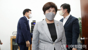[포토] 민주당 대표실 나서는 전혜숙 최고위원