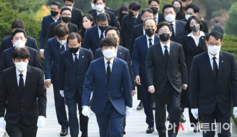 [포토] 10.26 故 박정희 묘역 향하는 국민의힘 지도부와 홍준표-유승민-원희룡