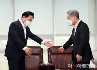 [포토] 이재명 대선 후보에게 자리 권하는 김두관 의원
