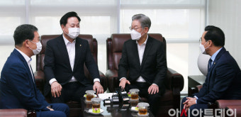 [포토] 차담회 갖는 이재명 대선 후보와 김두관 의원