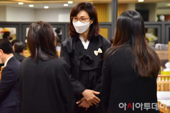 [포토]조문객 맞이하는 노소영 아트센터 나비 관장