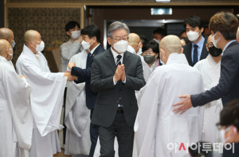 [포토] 합장하는 이재명 민주당 대선 후보
