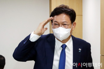 [포토] 거수경례하는 송영길 공동상임선대위원장