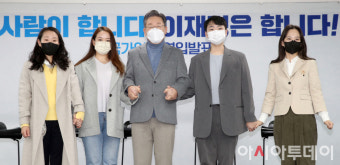 [포토] MZ세대 손잡은 이재명 민주당 대선 후보