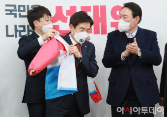 [포토] 이용호 의원에게 당점퍼 입혀주는 이준석 대표