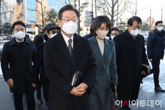 [포토] 성경책 손에 든 이재명 대선 후보와 부인 김혜경 씨