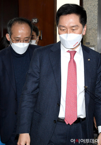 [포토] 국민의힘 대표실 나서는 김기현 원내대표와 추경호 원내수석부대표