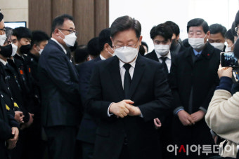 [포토] 냉동창고 화재 순직 소방관 빈소 조문 마친 이재명 대선 후보