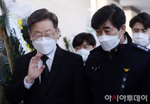[포토] 최병일 경기도소방재난본부본부장과 대화하는 이재명 대선 후보