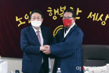 [포토] 김호일 대한노인회장과 악수하는 윤석열 대선 후보