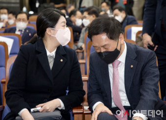 [포토] 배현진 최고위원과 대화하는 김기현 원내대표
