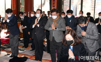 [포토] 조계사 대웅전 찾아 참배하는 정세균-윤호중
