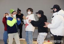 [포토]댄서들과 인사 나누는 이재명