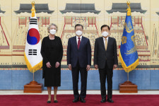문재인 대통령, 신임 주한대사들에 신임장 제정