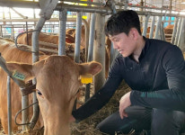 청년농부 박태승씨, 양질 조사료 먹여 최우량 한우 생산