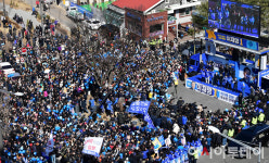 [포토] 도봉산 입구에서 유세 펼치는 이재명 대선 후보
