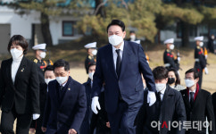 [포토] 현충원 참배로 공식일정 시작하는 윤석열 대통령 당선인