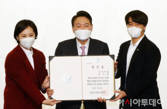 [포토] 당선증 들고 기념촬영하는 윤석열 대통령 당선인