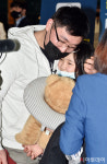 [포토] `아니따` 공항 도착 후 가족품으로