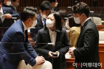 [포토] 전용기·오영환 의원과 대화하는 박지현 공동비대위원장