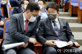 [포토] 대화하는 권성동 원내대표와 송언석 의원