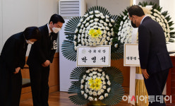 [포토] 안철수 위원장 위로하는 주호영 의원
