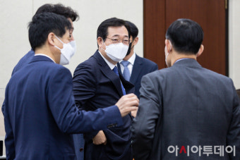 [포토] 기동민-신원식 여야 간사와 대화하는 민홍철 국회 국방위원장