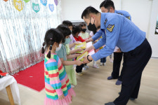 [포토] 서해해경청, 어린이날 앞두고 기념선물 증정