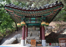 [포토] 보물 경주 방형대좌 미남불