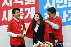 [포토] 당구 여신 차유람 선수에게 선거 유니폼 입혀주는 이준석-권성동