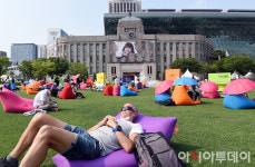 [포토]시청광장에서 망중한을 즐기는 한 외국인