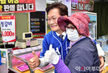 [포토] 셀카 찍는 송영길 민주당 서울시장 후보