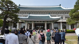 靑개방 후 경복궁역 보행량 4배↑…보도폭 넓히고 차 없는 거리 정례화