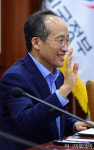 [포토] 세종청사 장관들에게 인사하는 추경호 부총리