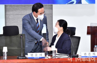 [포토] 권은희 국민의힘 의원과 인사하는 박홍근 민주당 원내대표