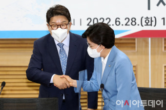 [포토] 양향자 반도체특위 위원장과 인사 나누는 권성동 원내대표