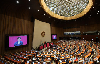 [포토] 5선 김진표 의원 '후반기 국회의장에 선출'