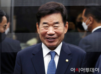 [포토] 환하게 웃으며 첫 출근하는 김진표 국회의장