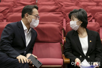 [포토] 조해진 의원과 대화하는 박순애 사회부총리