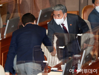 [포토] 인사하는 권영세 통일부 장관과 이종섭 국방부 장관