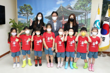 [포토] 인제 빛나라 어린이집, 바자회 수익금 성금 기탁