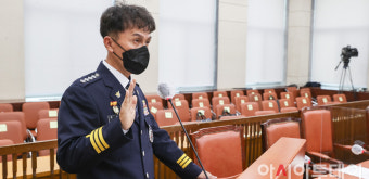 [포토] 선서하는 류삼영 총경