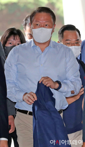 [포토] 이천포럼 2022 개막식 들어서는 최태원 회장