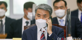 [포토] 전화통화하는 이종섭 국방부 장관