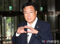 [포토] 정진석 비대위원장 취재진 질문에 답변