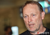 [포토] 인터뷰 갖는 찰리 로우 감독