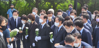 이재명 민주당 대표와 지도부, 노무현 묘역 참배