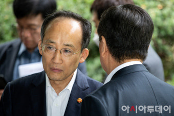 [포토] 대화하는 김대기 대통령 비서실장과 추경호 경제부총리